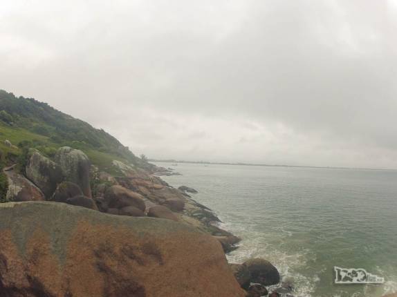 Dia de muita chuva na trilha entre a Guarda do Embaú e a praia da Pinheira, litoral sul de Santa Catarina